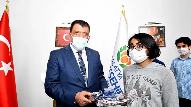 Gürkan'dan başarılı öğrencilere hediye