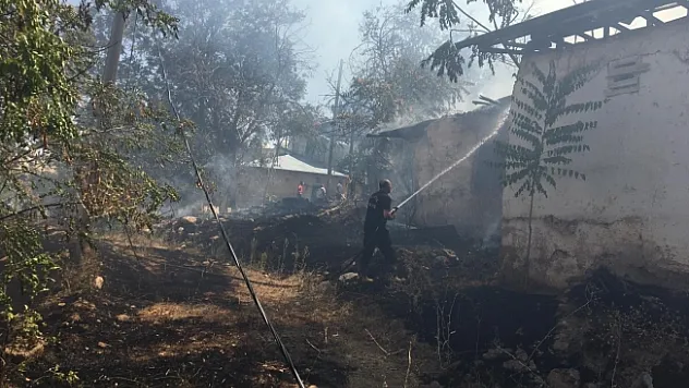 Malatya'da şiddetli rüzgar çatı uçurdu, yangına neden oldu