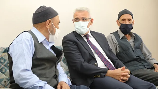 Başkan Güder, yaşlıları ziyaret etti