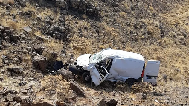 Hafif ticari araç şarampole yuvarlandı: 1 yaralı