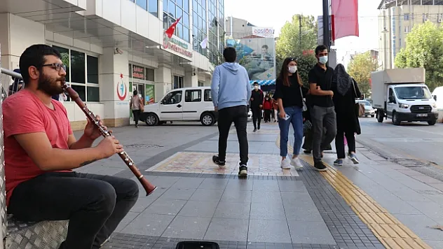 Korona onları da vurdu! Çoğu artık sokakta çalıyor...