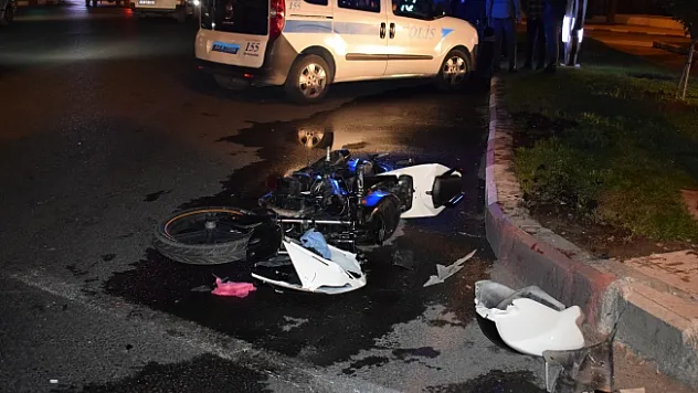 Otomobille çarpışan motosiklet hurdaya döndü: 1 yaralı