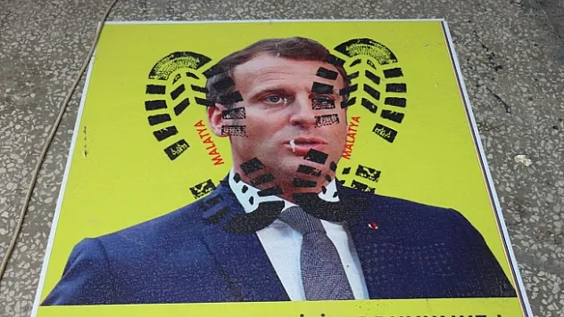 Macron'un fotoğrafına basıp geçiyorlar