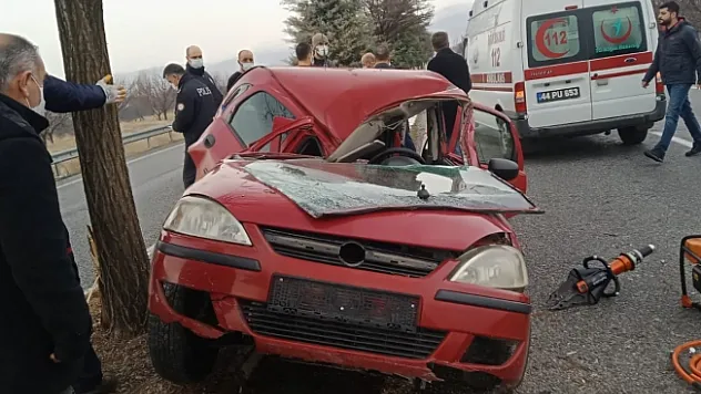 Feci kaza: Direksiyon kontrolünü kaybetti, ağaca çarptı: 1'i ağır 2 yaralı