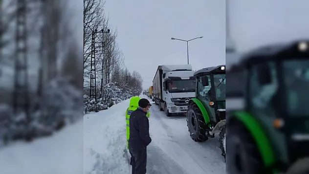 Yoğun kardan araçlar yolda kaldı, karayolu ulaşıma kapandı!
