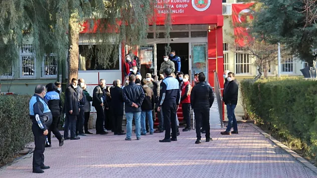Acılı ailelerin adli tıp önündeki acı bekleyişi sürüyor