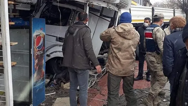Malatya'da yoldan çıkan tır iş yerine girdi: 4 yaralı