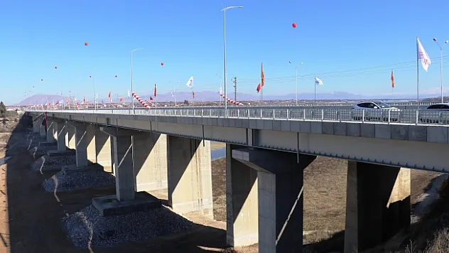 Yeni Tohma Köprüsü ulaşıma açıldı. Açılışa Cumhurbaşkanı Erdoğan video konferansla katıldı 