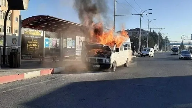 Malatya'da seyir halindeki minibüs alev aldı