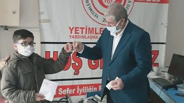 Sokakta oynarken 20 TL buldu, yetimlere bağışladı!