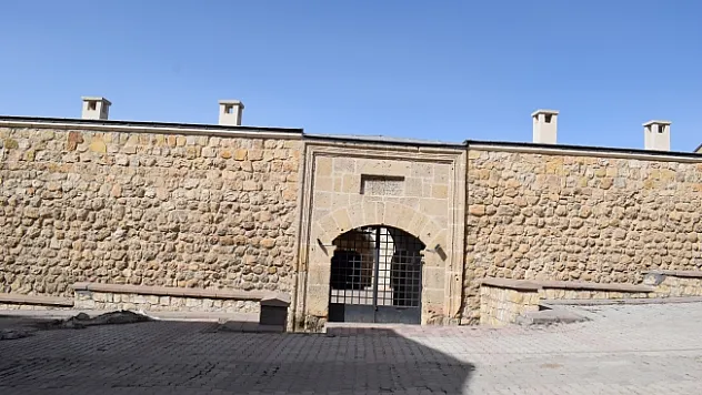 Türk-İslam tarihinde ilk ve tek: 3 dilli kitabe!