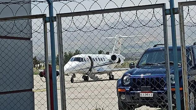 Bakanın uçağı hangara çekildi