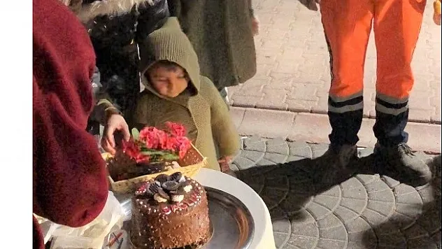 Battalgazi'de temizlik görevlilerine sürpriz kutlama