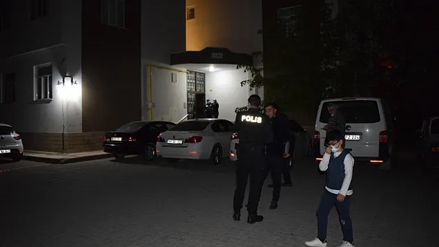 Eşiyle tartıştı, kafasına sıktı!