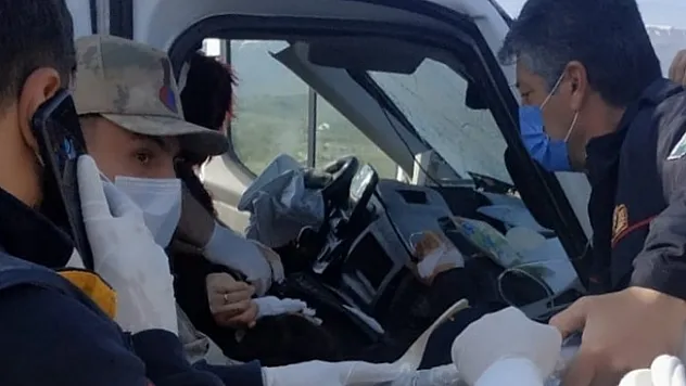 Malatya'da kaza! Minibüs bariyerlere çarptı: 6 yaralı