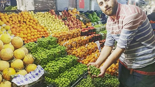 Sezonun ilk kayısı çağlaları tezgahlara çıktı