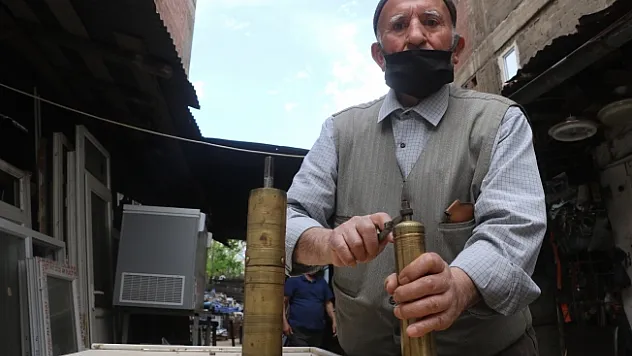 35 yıl önce bulduğu kahve değirmenlerini yıllardır saklıyor