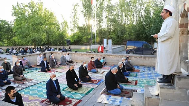 800 yıllık namazgâhta bayram namazı sevinci
