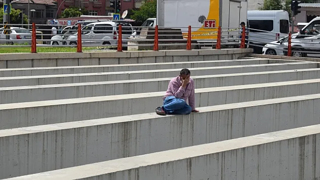 Alt geçitte intihar girişimi! Beton bloklara çıktı yürekleri ağızlara getirdi!