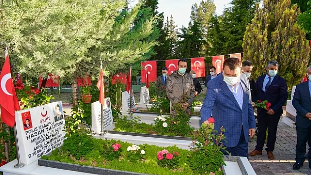 Başkan Gürkan'ın bayramda ilk durağı şehitlik oldu
