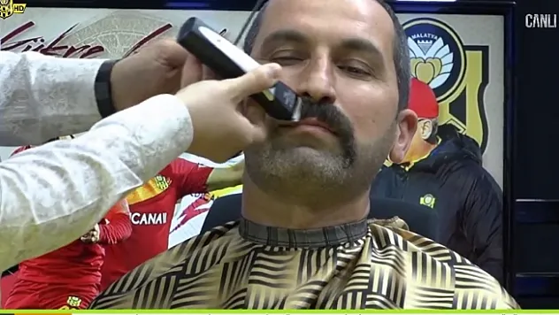 &quotHYMS ligde kalırsa bıyığımı keserim&quot dedi! Canlı yayında bıyığını kesti!
