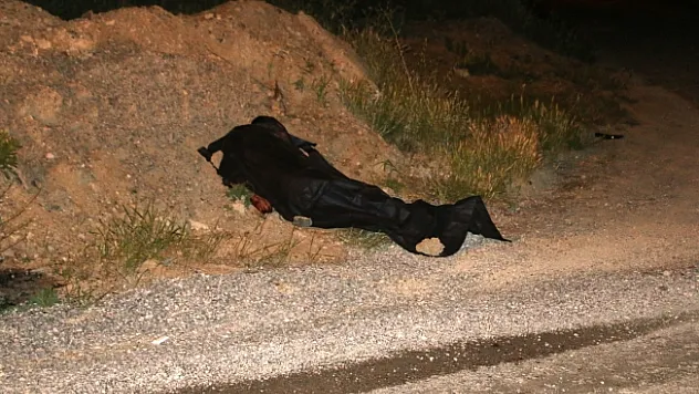 Kavga ihbarına giden ekipler, silahla vurulmuş ceset buldu
