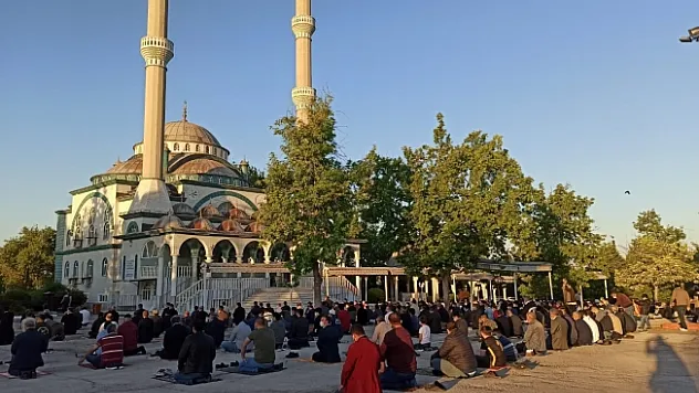Malatya'da bayram namazında camiler doldu