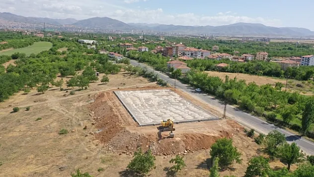 Topsöğüt'e modern bir halı saha kazandırılıyor