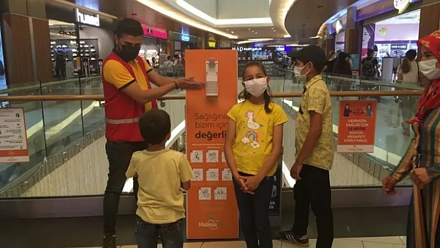 Hiç AVM'ye gitmeyen küçük Hacer'e sürpriz!