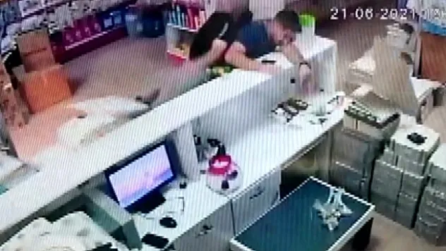 İş yerinde asma kattan oğlunun üzerine düştü!