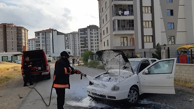 Malatya'da seyir halindeki otomobil alev aldı