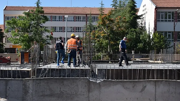 Okul inşaatından düşen işçi yaralandı