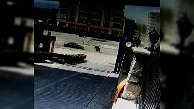 Şiddetli rüzgarın yola savurduğu konteynere araç çarptı