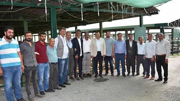 Başkan Özcan, hayvan pazarını ziyaret etti