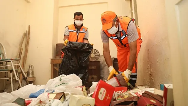 Battalgazi'de çöp ev temizlendi, evden iki kamyon çöp toplandı
