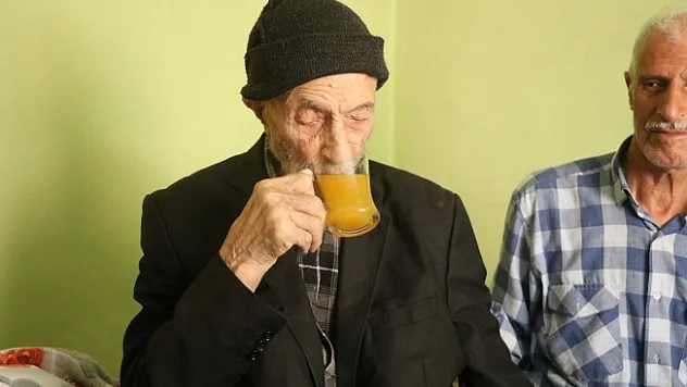 Covid-19'a yakalanmayan 110 yaşındaki Mahmut dede, günde 2 litre kola içiyor