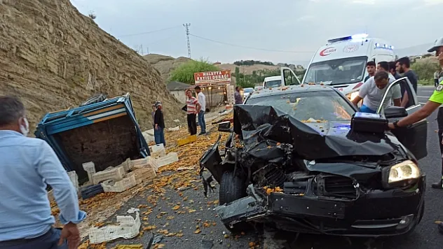 Darende'de otomobil çapa motoruna çarptı: 2 ağır yaralı!