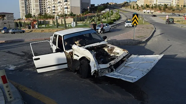 İki araç kavşak içerisinde çarpıştı: 3 yaralı!