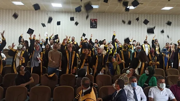 İletişim fakültesi öğrencilerinin mezuniyet heyecanı