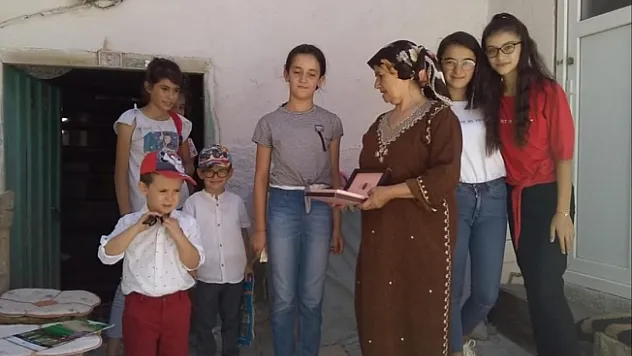 Kendisi okuyamadığı için kitapları topluyor çocuklara ulaştırıyor