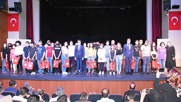 LGS'de ilk 100'e giren öğrenciler ödüllendirildi
