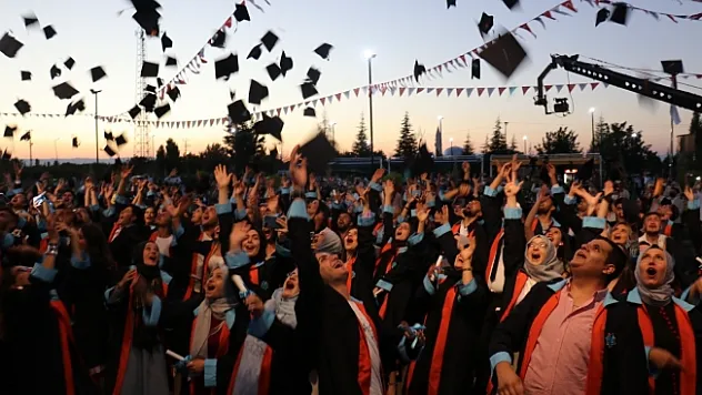 Malatya Turgut Özal Üniversitesi'nde mezuniyet coşkusu