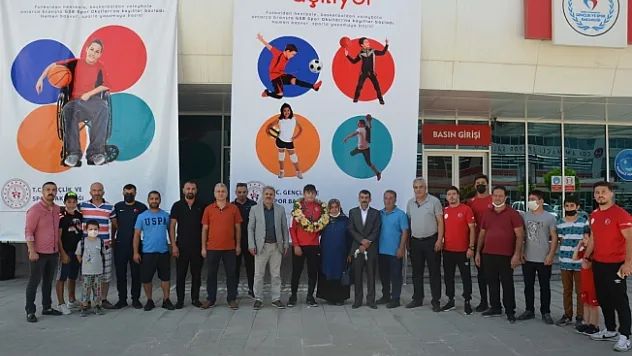 Malatya'ya madalyayla dönen sporcuya coşkulu karşılama