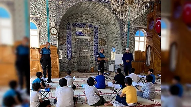 Polis ekipleri çocukları boğulma vakalarına karşı bilgilendirdi