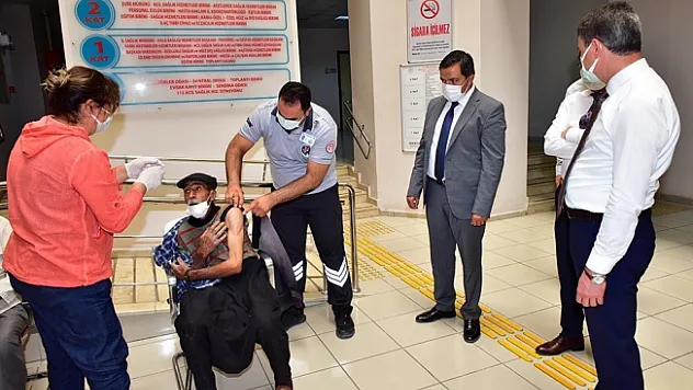 Vali Baruş, yaşlı şahsın 2'nci doz aşısını yaptırdı