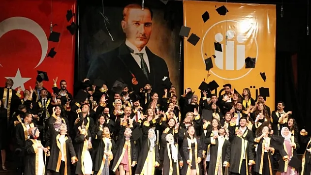 Diş hekimi öğrencilerinin mezuniyet sevinci