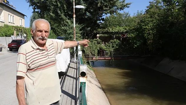 Evine 43 yıldır kendi yaptığı köprüden ulaşıyor