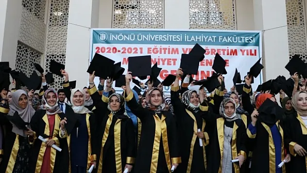İlahiyat Fakültesi'nde mezuniyet coşkusu