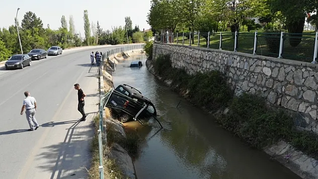 Önce kafa kafaya çarpıştılar, sonra kanala uçtular