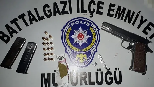 Şüpheli araçtan silah ve uyuşturucu çıktı